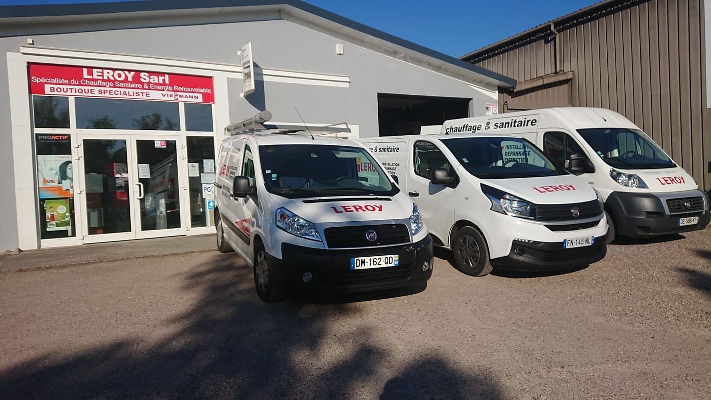 Trois camionnettes Leroy devant la boutique