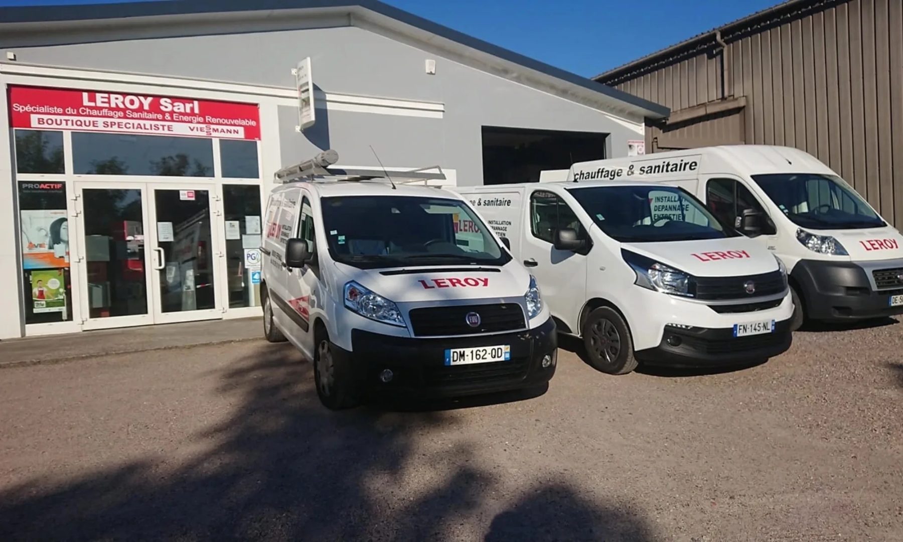 Les camionnettes Leroy devant la boutique