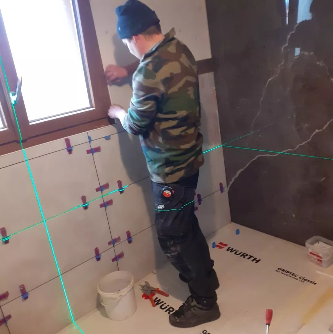 Pose de carrelage au laser dans une salle de bains