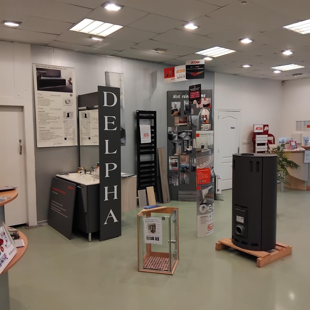 Le showroom : meubles de salle de bains, radiateurs et poêle