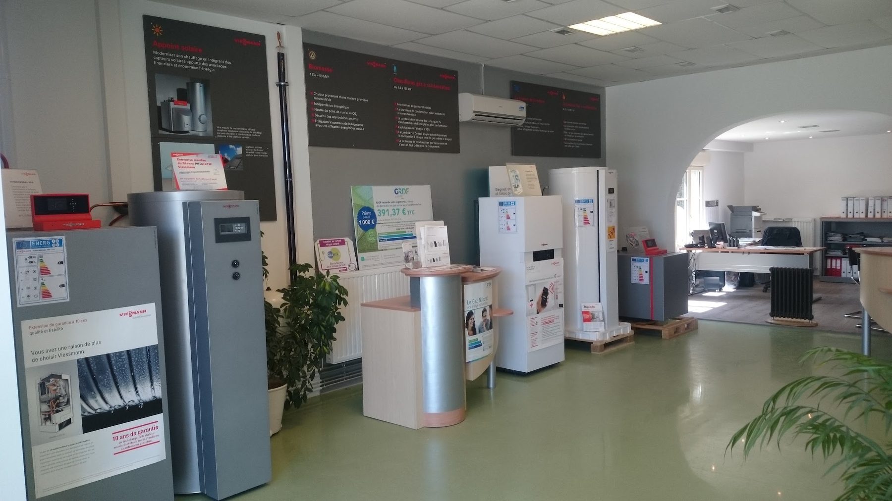 Le coin solaire et biomasse du showroom